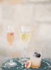 Шампанське і білим вином в келихах — стокове фото