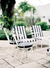 Mesa de jardín y sillas - foto de stock