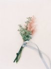 Boutonniere floral fresco - foto de stock