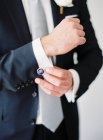 Manos masculinas ajustando puños franceses - foto de stock