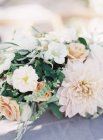 Floral arrangement with deisies — Stock Photo