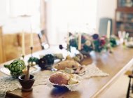 Tischdekoration mit Biolebensmitteln — Stockfoto