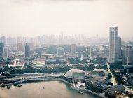 Paseo marítimo y edificios en Singapur - foto de stock