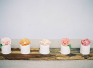 Hochzeitstorten mit Blumen dekoriert — Stockfoto