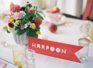 Mesa de ajuste de boda decorada con flores - foto de stock