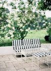 Giardino con divano e tavolo — Foto stock