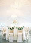 Mesa de casamento em pavilhão de luz — Fotografia de Stock