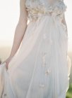 Жінка в весільній сукні на відкритому повітрі — стокове фото