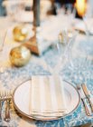Gedeckter Tisch mit Gläsern und Tellern — Stockfoto