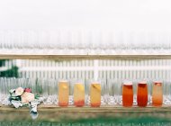 Свежий домашний лимонад в стаканах — стоковое фото