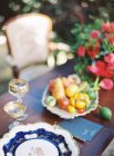 Frutas na tigela na mesa e interior — Fotografia de Stock