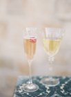 Champagner und Weißwein im Glas — Stockfoto