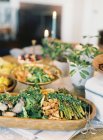 Essen auf gedecktem Tisch — Stockfoto