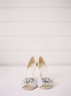 Hochhackige Brautschuhe mit Edelsteinen — Stockfoto