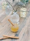 Персиковий чай з паличкою кориці — стокове фото