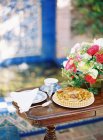 Обеденный стол с цветами — стоковое фото