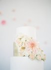 Весільний торт прикрашений квітами — стокове фото