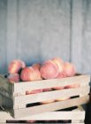 Frische Pfirsiche in Kiste — Stockfoto