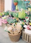 Mazzi di fiori in vendita all'aperto — Foto stock