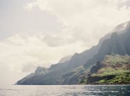 Тропический остров с горными хребтами — стоковое фото