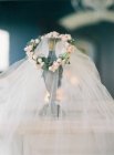 Свежая цветочная корона и свадебная вуаль — стоковое фото