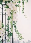 Металлические ворота, украшенные цветами — стоковое фото
