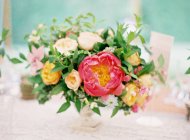 Bouquet frais coupé avec pivoines — Photo de stock