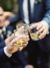 Bicchieri da uomo di whisky — Foto stock