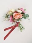 Bellissimo bouquet legato con nastro rosso — Foto stock