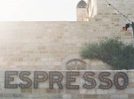 Sinal de café expresso na parede do edifício — Fotografia de Stock