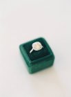 Обручальное кольцо в бархатной коробке — стоковое фото