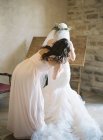 Femme aidant mariée avec décoration de cheveux — Photo de stock
