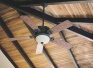 Ventilatore da soffitto in legno — Foto stock