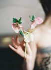 Donna che tiene fiori recisi — Foto stock