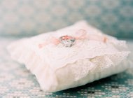 Anel de casamento em travesseiro decorativo — Fotografia de Stock