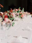 Mazzi di fiori sulla tavola apparecchiata — Foto stock