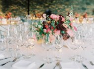 Blumenstrauß auf dem Tisch — Stockfoto