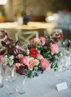 Flowers bouquet on table — Stock Photo