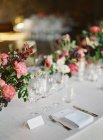 Blumensträuße auf gedecktem Tisch — Stockfoto