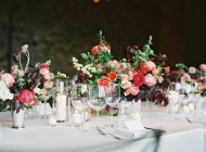 Mazzi di fiori sulla tavola apparecchiata — Foto stock