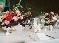 Букеты цветов на столе — стоковое фото