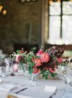 Apparecchiare la tavola decorata con fiori — Foto stock