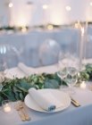 Configuração de mesa de casamento com decoração floral — Fotografia de Stock