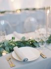 Весілля сервірування столу з квітковим декором — стокове фото