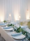 Свадебный стол со свечами — стоковое фото