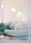 Gabeln und Teelicht auf dem Hochzeitstisch — Stockfoto