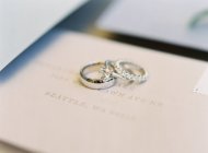 Wedding rings on card — Stock Photo