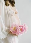 Femme enceinte en robe élégante — Photo de stock