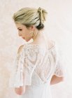 Молода жінка у весільну сукню — стокове фото