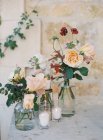 Flores y velas frescas - foto de stock